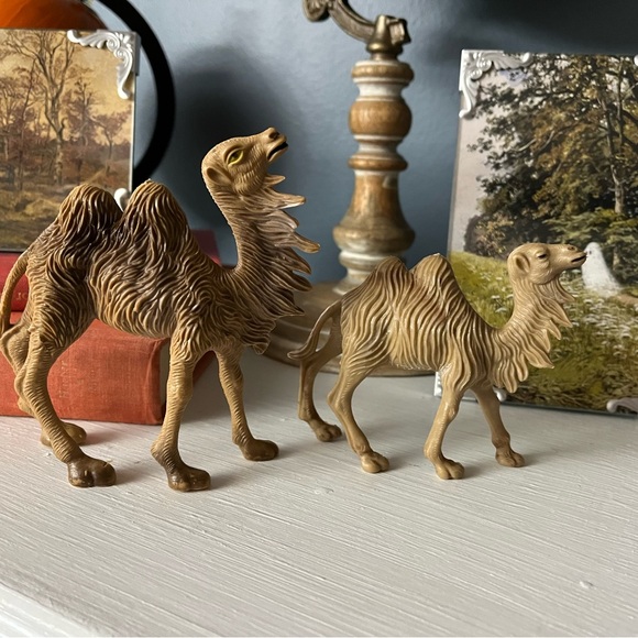 2 plastic nativity camels made in Italy Christmas manger - Picture 2 of 14